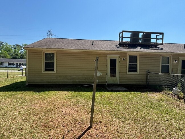 Building Photo - Duplex on Davis