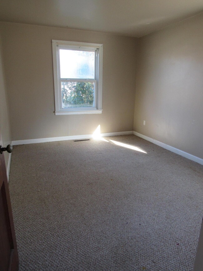 Building Photo - 636 W Washington St