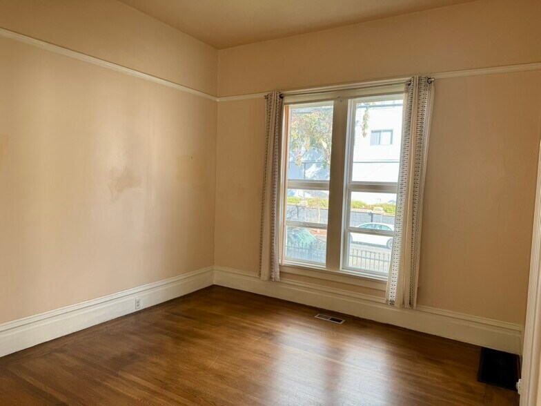 Living Room - 1231 E 19th St