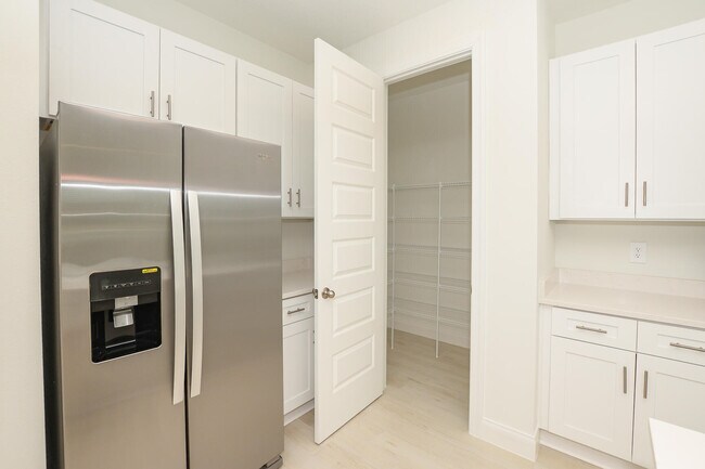 Building Photo - 6312 Cloverdale Ave