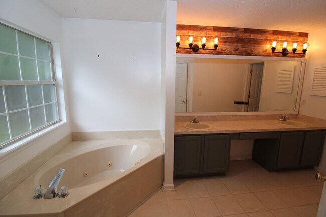 Building Photo - 107 Shearman Way