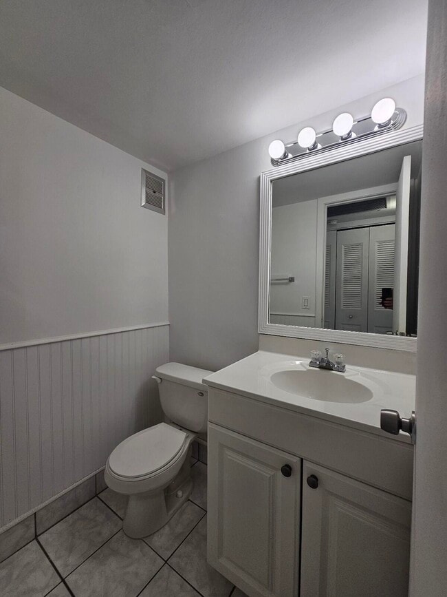 Building Photo - 105 Windsor E