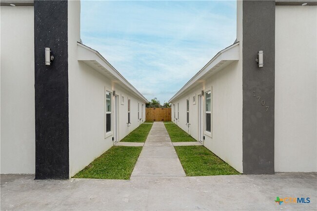 Building Photo - 1707 Angelina Dr