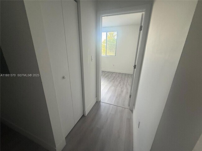 Building Photo - 853 E 24th St