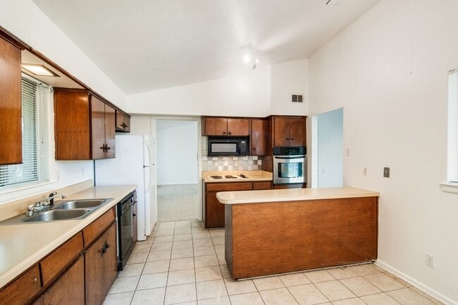 Building Photo - 9023 Pinewood Dr