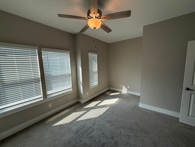 Building Photo - 202 Date Palm Ln