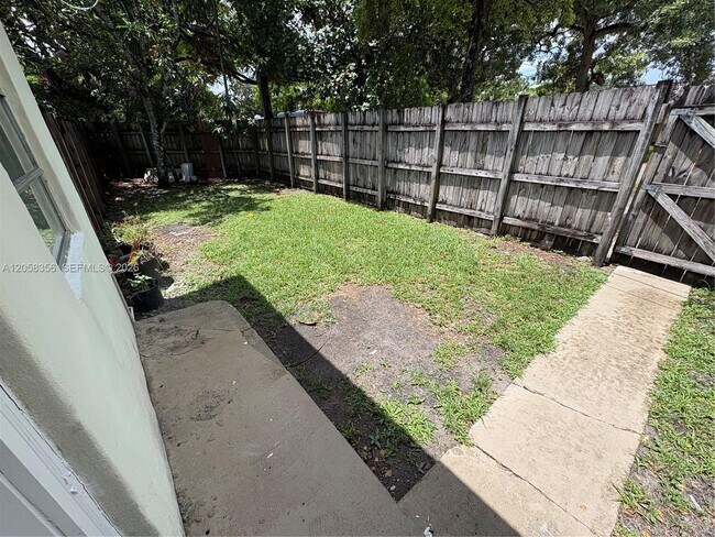 Building Photo - 410 Pinecrest Dr