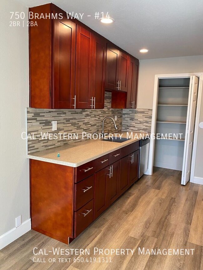 Building Photo - 2 bed 2 bath apt on 2nd flr