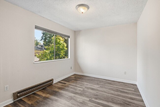 Building Photo - 2Bd/1.5Ba Bellevue Townhouse