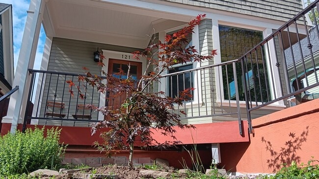 Building Photo - Lovely NE  3 Bed 2 Bath - King Neighborhood - A/C, Garage and Location!