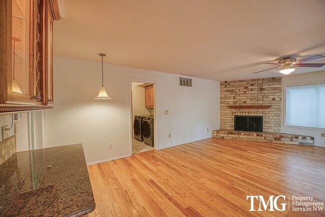 Building Photo - 3841 SE Madsen Ct