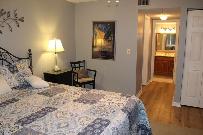 Building Photo - Furnished condo