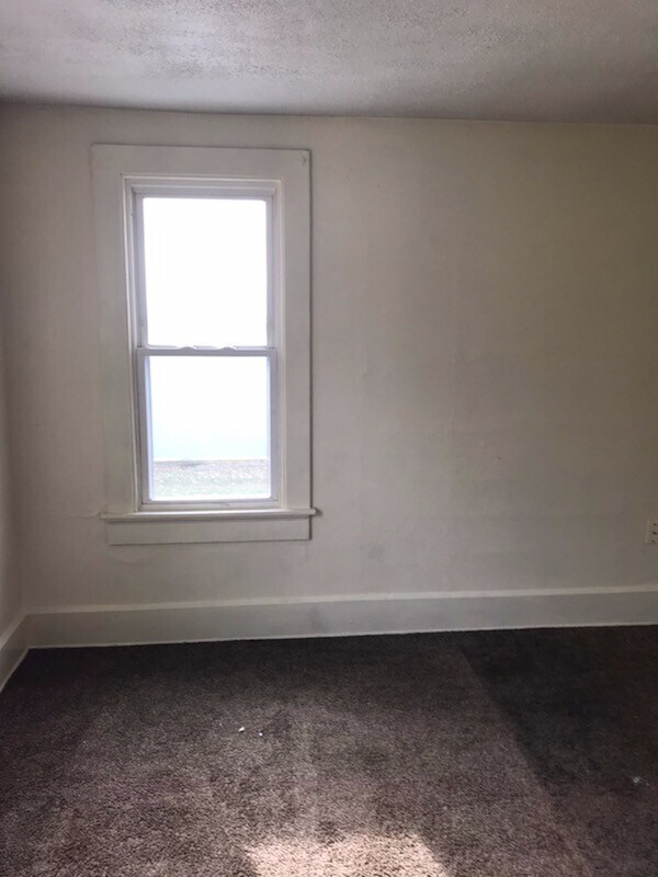 Building Photo - 2 bedrooms 1 bath