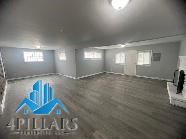 Building Photo - "Spacious 4-Bed, 2-Bath Gem on Kentucky Street – 2,178 Sq. Ft. of Comfort!"