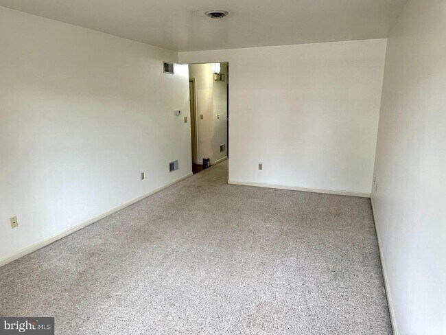 Building Photo - 2363 McCleary Dr
