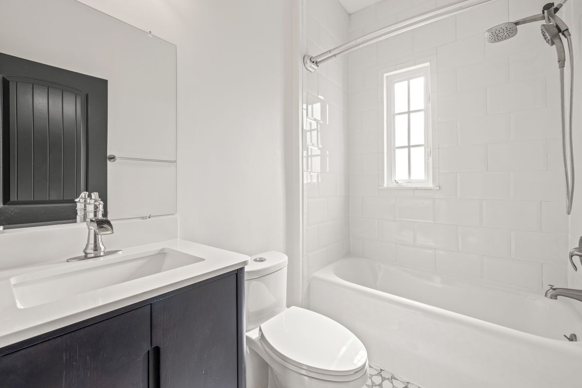 Building Photo - 2117 W DEKLE, L-2