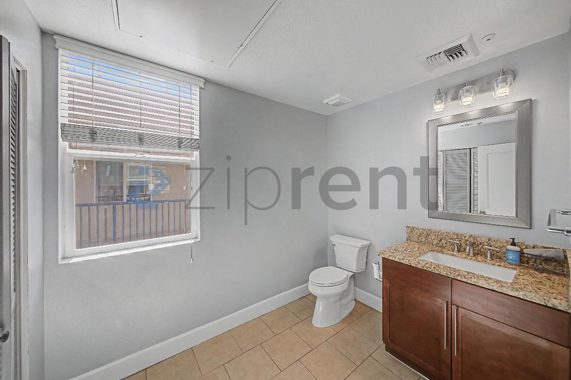 Building Photo - Unit 407