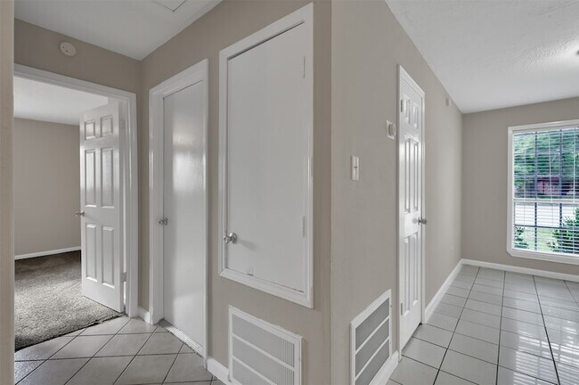 Building Photo - 1018 Surrey Ct