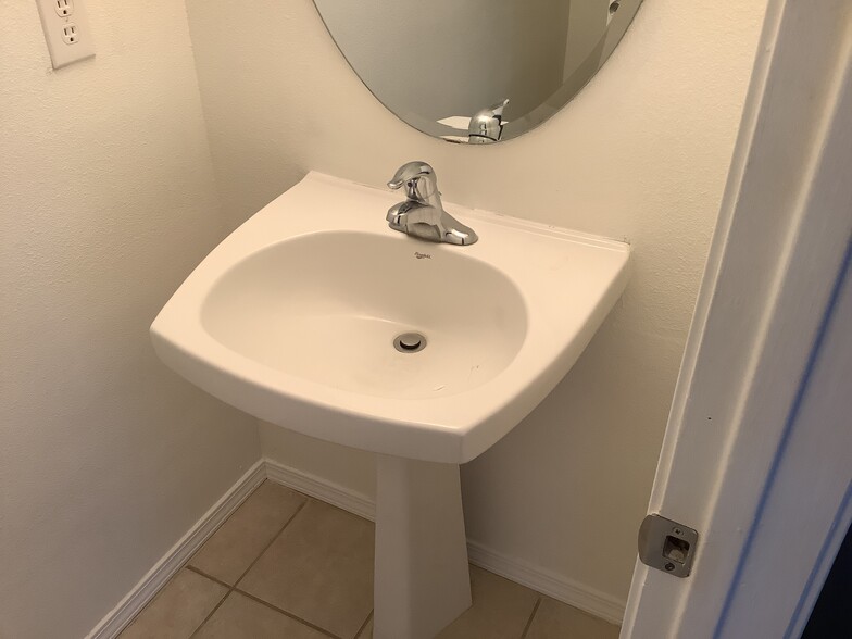 Building Photo - 1833 Chicoma Rd NE