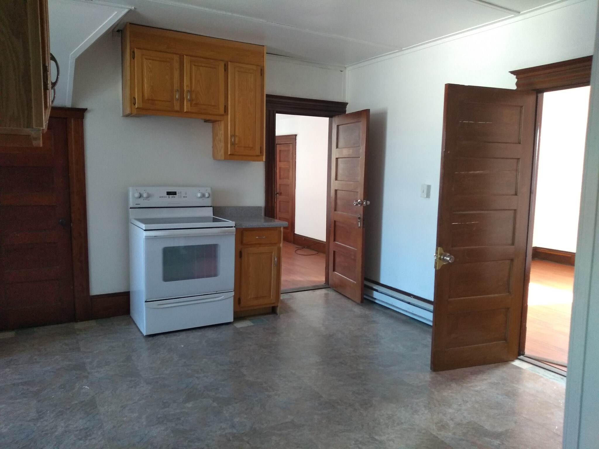 Building Photo - 261 Maple St