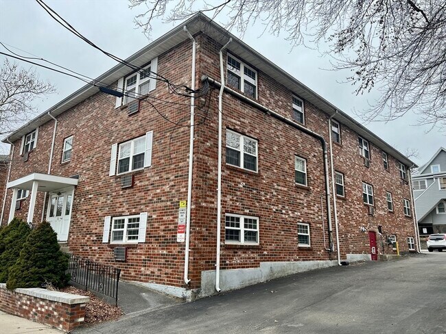 Building Photo - 116 Sycamore St