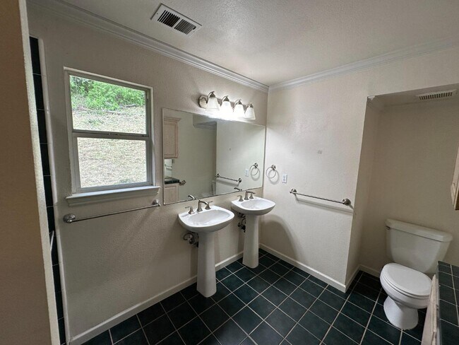 Building Photo - 25060 Soquel San Jose Rd