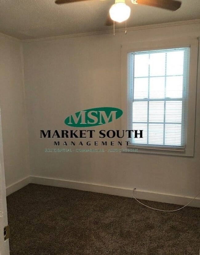 Building Photo - NEWLY RENOVATED 2 BEDROOM HOME IN GARDEN CITY