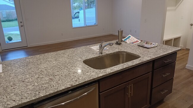 Building Photo - 6112 Andersonville Rd