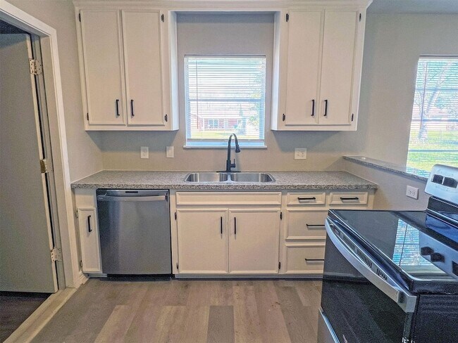 Building Photo - 224 Stuart St