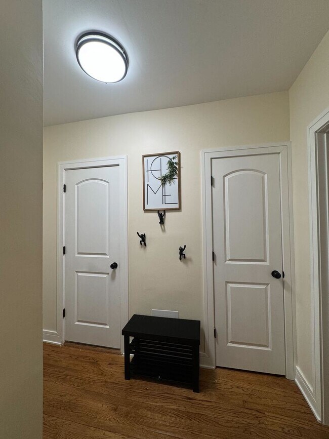 Building Photo - 610 E 74th St