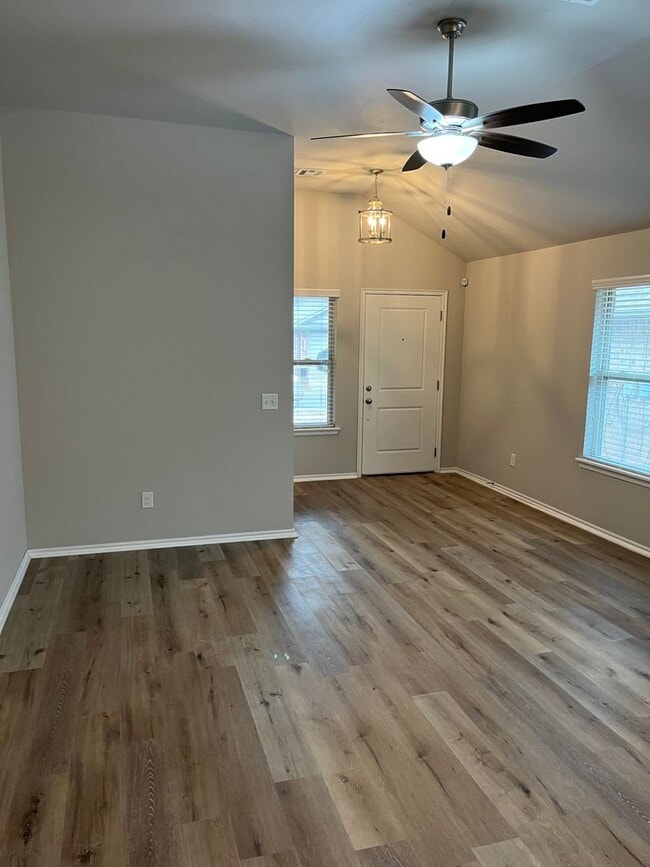 Building Photo - DON'T MISS OUT!