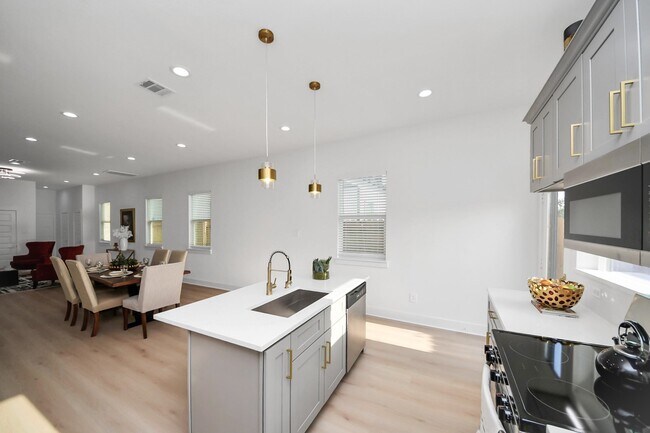 Building Photo - 8601 Amadwe St