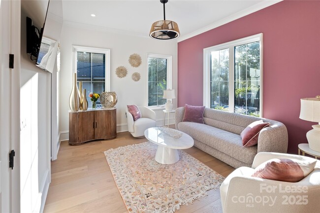 Building Photo - 705 S Torrence St