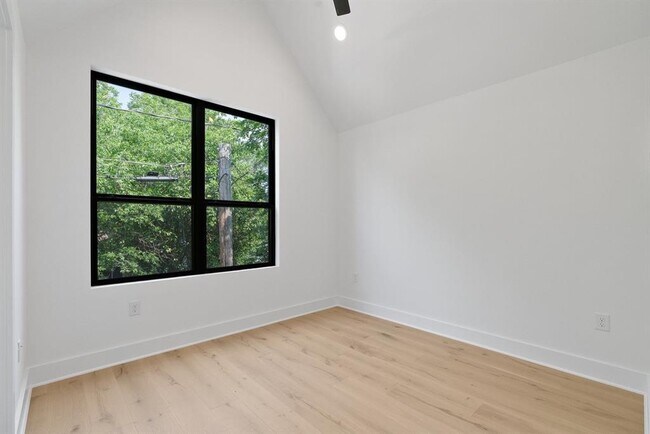 Building Photo - 2102 Eva St