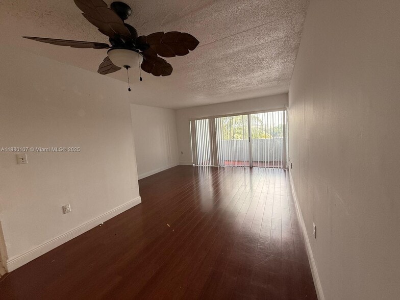 Building Photo - 9357 Fontainebleau Blvd