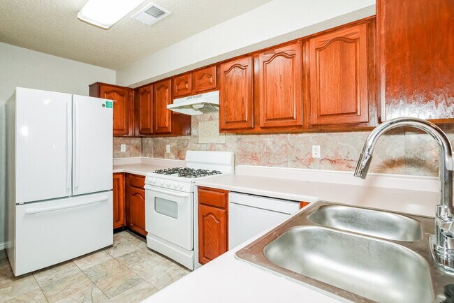 Building Photo - 1808 Rose Cir