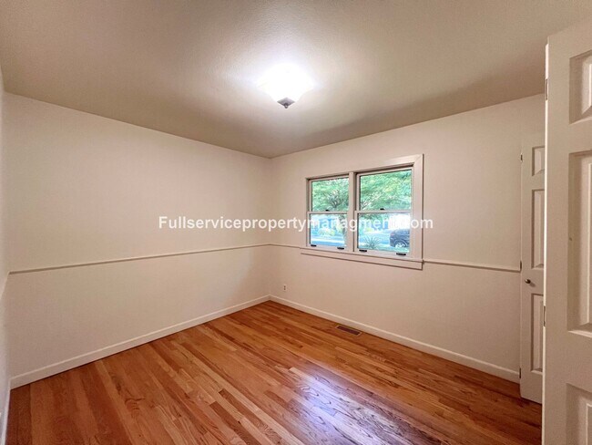 Building Photo - Beautiful Mercer Island Home with Private Hot Tub Pavillion & Spacious Floor Plan