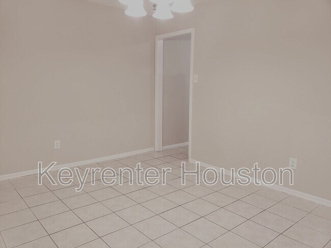 Building Photo - 23419 Verngate Dr