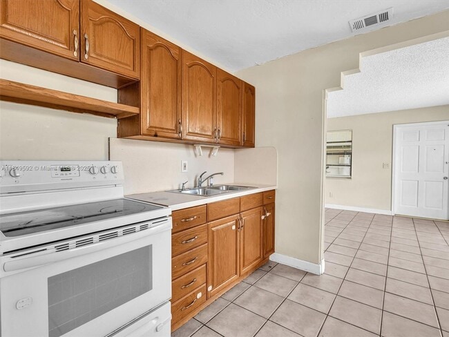 Building Photo - 5611 SW 37th St