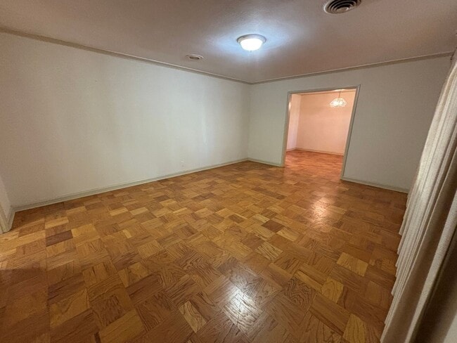 Building Photo - Large home in Brooadmor!