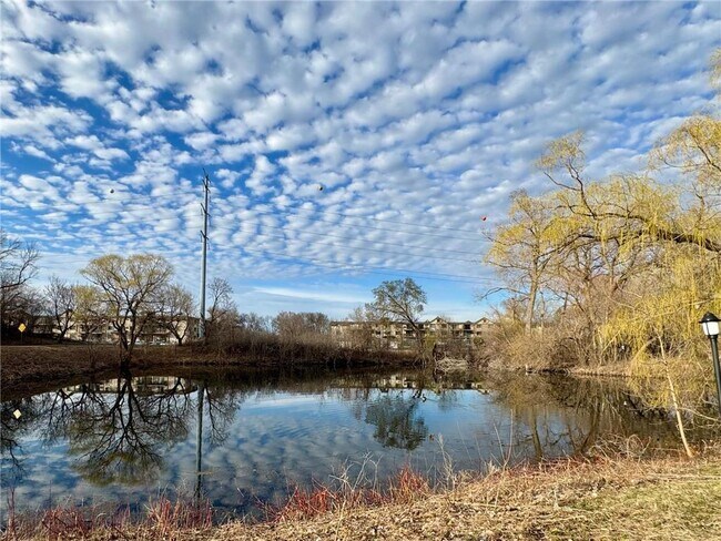 Building Photo - 1304 W Medicine Lake Dr