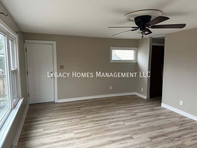 Building Photo - 962 Lakeview Dr