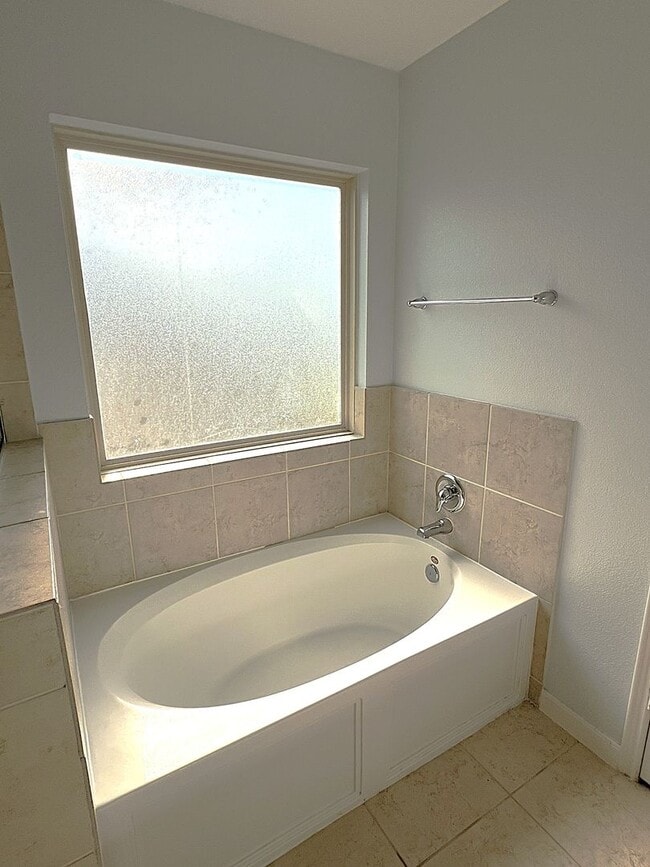 Building Photo - Spacious Four Bedroom Home Conveniently Located in Carpenters Landing