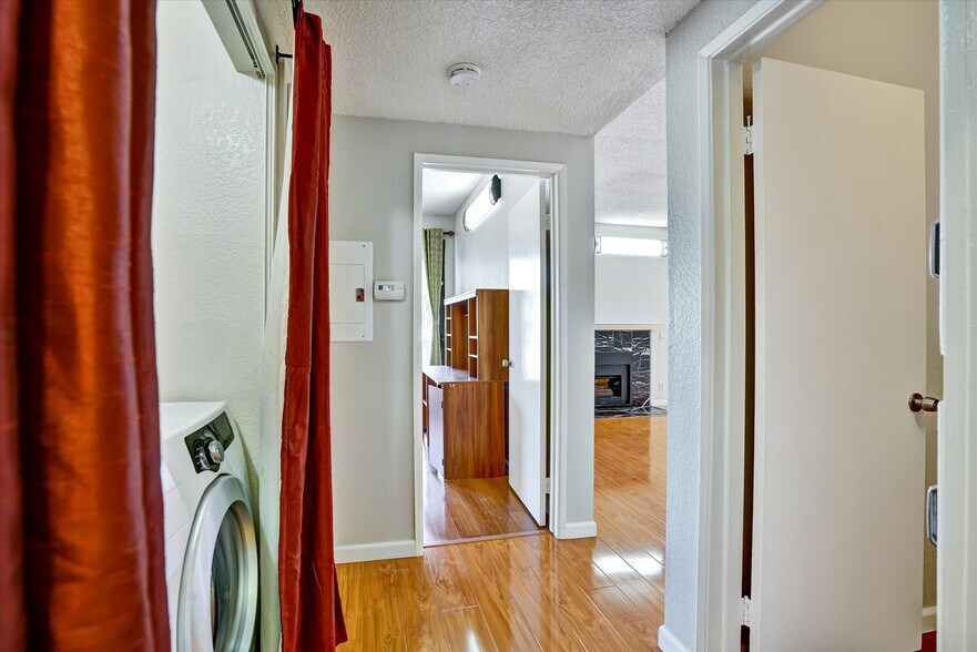 Building Photo - 3402 Pinewood Terrace