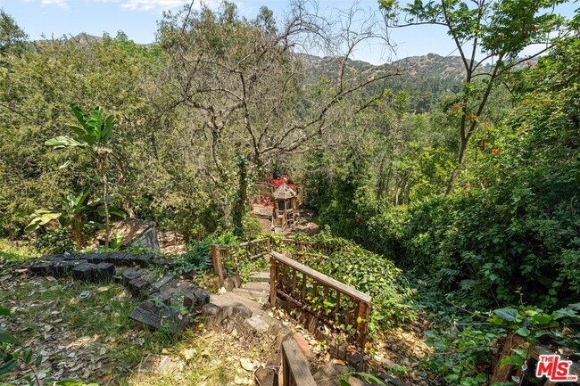 Building Photo - 2700 Glendower Ave