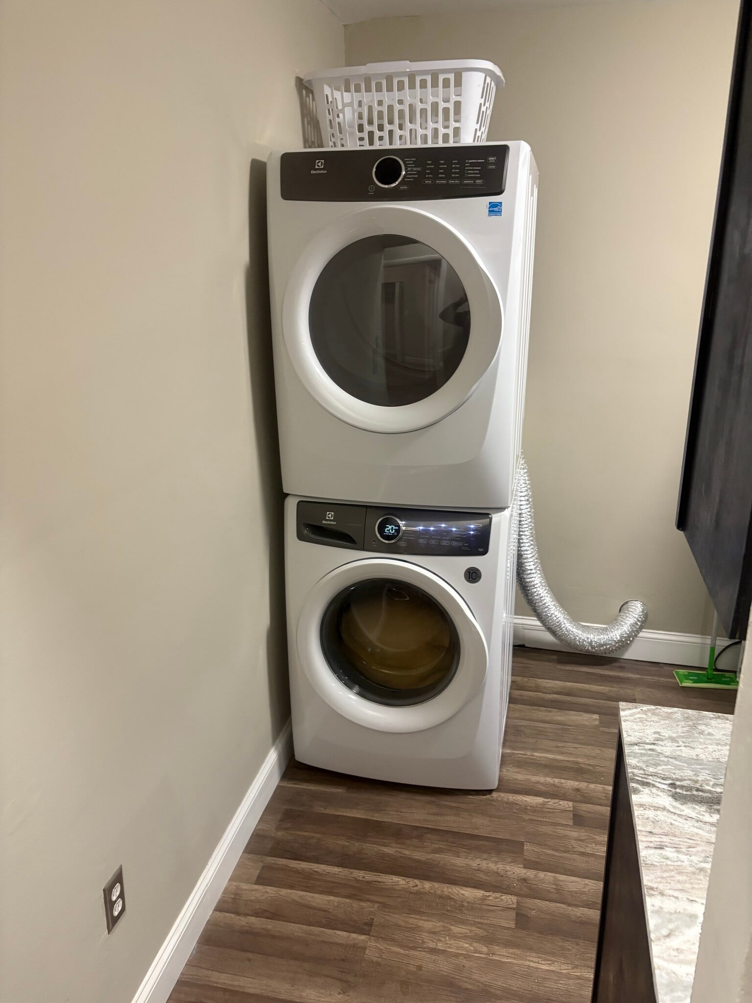 Building Photo - 15 John St