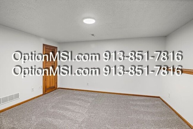 Building Photo - Spacious townhouse