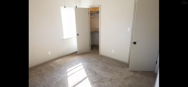 Building Photo - 906 Dosia Cir