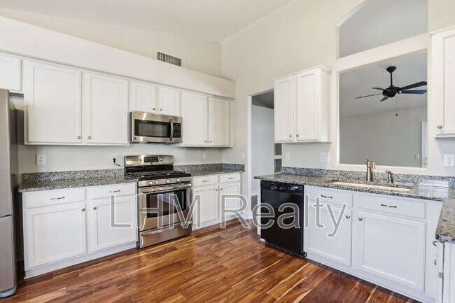 Building Photo - 1146 S Larkspur St