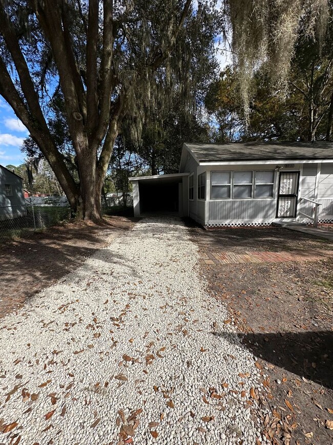 Building Photo - Welcome home to this FULLY RENOVATED 3-bed...